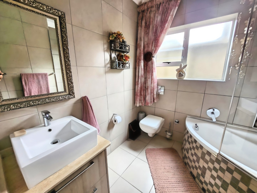 5 Bedroom Property for Sale in Doringkruin North West